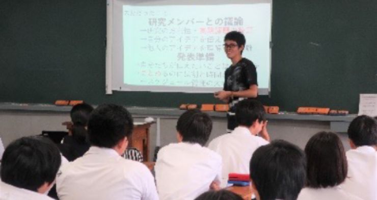 写真：学生が高校のクラスで高校生に話をしている